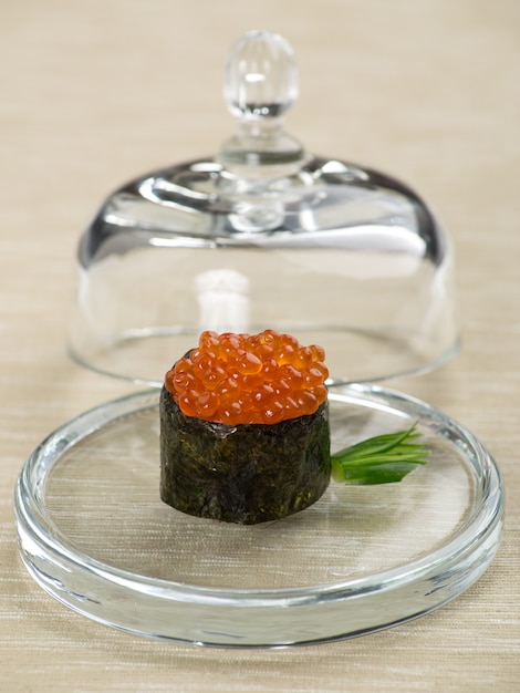 Cerrar un sushi con caviar