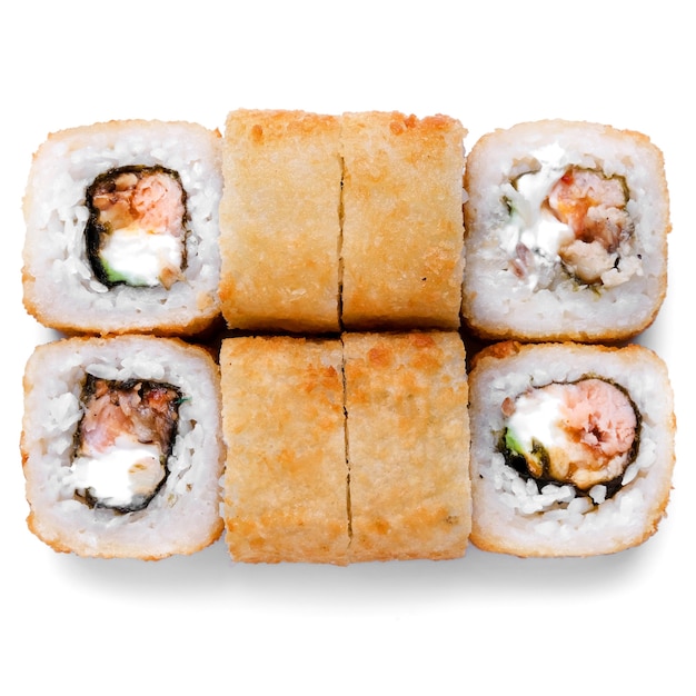 Cerrar Sushi unagi, tempura rolls california con salmón, camarones, atún, caviar y queso aislado en fondo blanco. Entrega de restaurante de comida japonesa, sushi, juego de rollos.