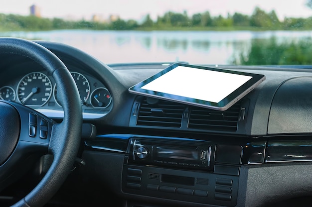 Cerrar en tableta digital en blanco en el coche