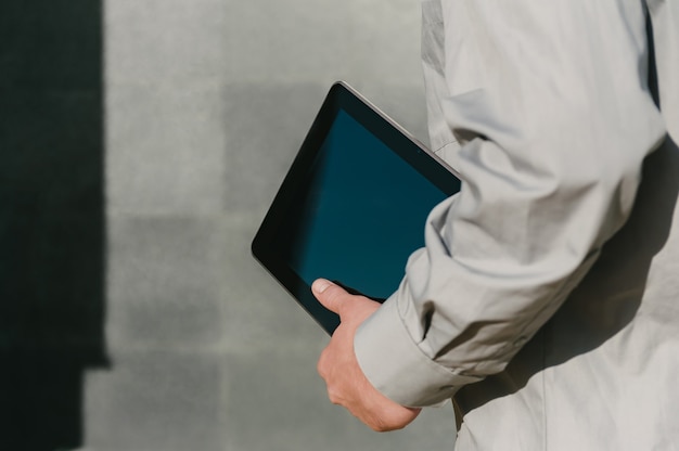 Cerrar en tableta digital en blanco sostenida en la mano