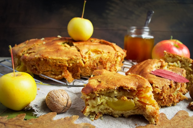 Cerrar en tarta de manzana y manzanas amarillas