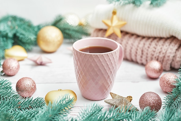 Cerrar una taza de café con adornos navideños