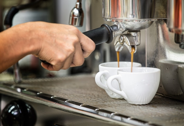 Cerrar en tazas de café espresso en la cafetería.