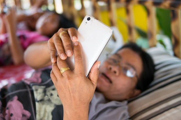 Cerrar teléfono en mano de mujer senior