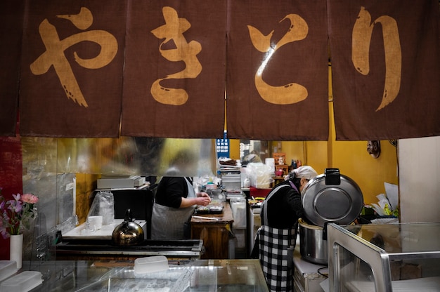 Foto cerrar en la tienda de comida callejera japonesa