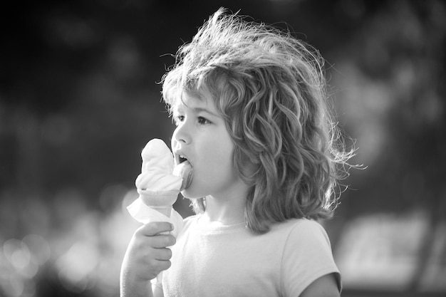 Cerrar tiro en la cabeza del niño comiendo helado