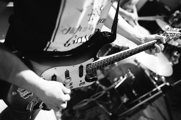 Cerrar tocar guitarra eléctrica en un concierto de rock