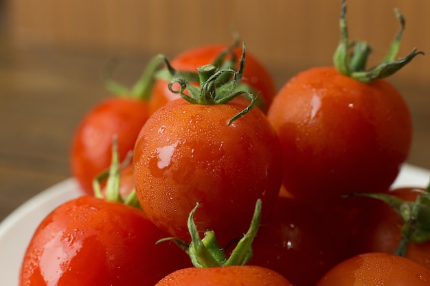 cerrar el tomate fresco en el fondo de la tabla de madera