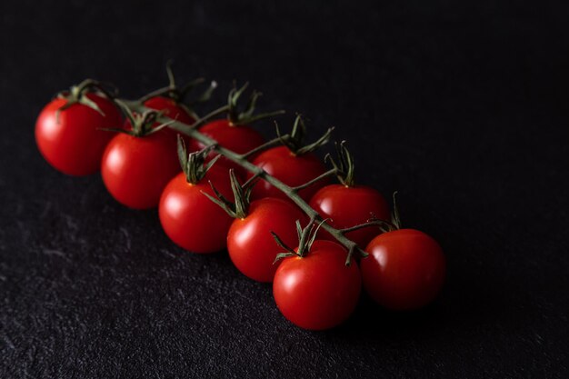 Cerrar tomates cherry sobre fondo oscuro