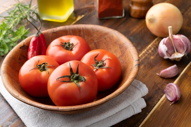 Cerrar los tomates en un cuenco de madera