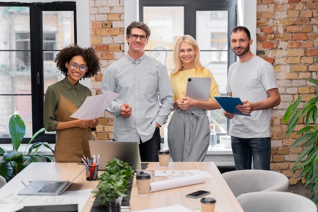 Foto cerrar el trabajo en equipo de jóvenes empresarios