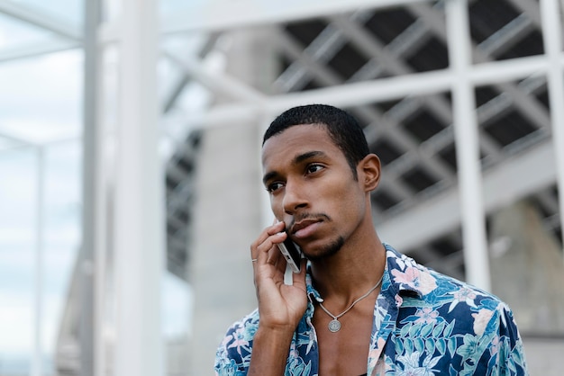 Foto cerrar transgénero hablando por teléfono
