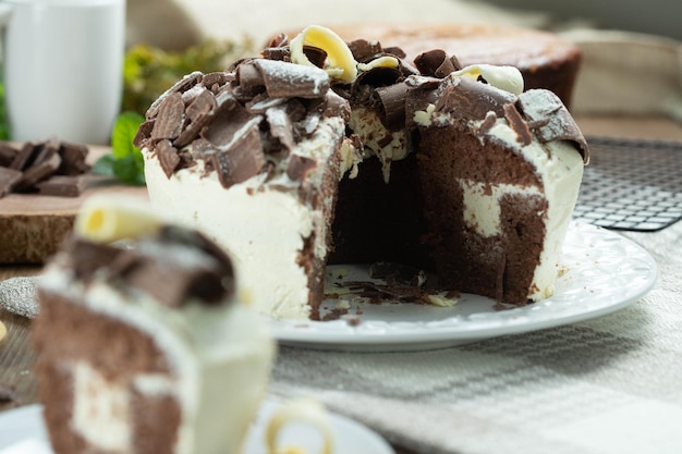 Cerrar un trozo de pastel de chocolate blanco y chocolate oscuro dos amores en la mesa de madera Pastel de bodas y cumpleaños