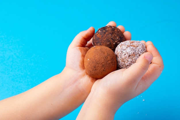 Cerrar trufas de chocolate veganas crudas con coco y dátiles