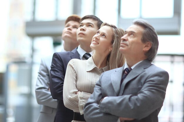 Cerrar upboss y equipo de negocios mirando hacia arriba en el espacio de copia