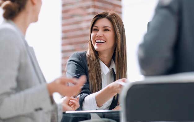 Foto cerrar upbusiness colegas sentados en el escritorio