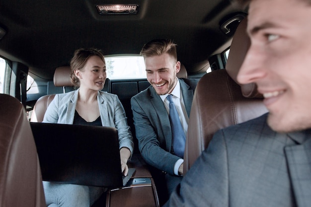 Cerrar upbusiness personas sentadas en el coche