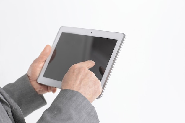 Cerrar upbusinessman dedo señalador en la tableta digital screenisolated sobre fondo blanco.