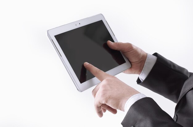 Cerrar upbusinessman mediante tableta digital aislado en blanco