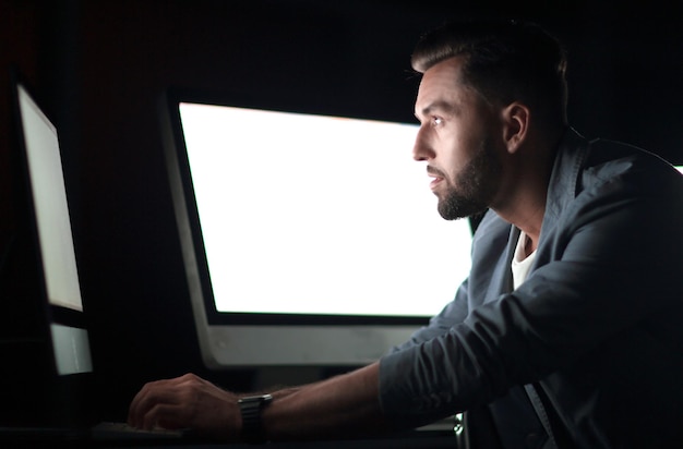 Cerrar upbusinessman utilizando equipo