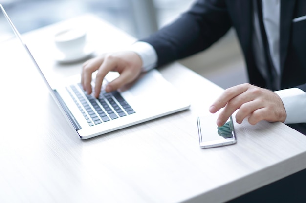 Cerrar upmodern hombre de negocios escribiendo en la foto de la computadora portátil con espacio de copia