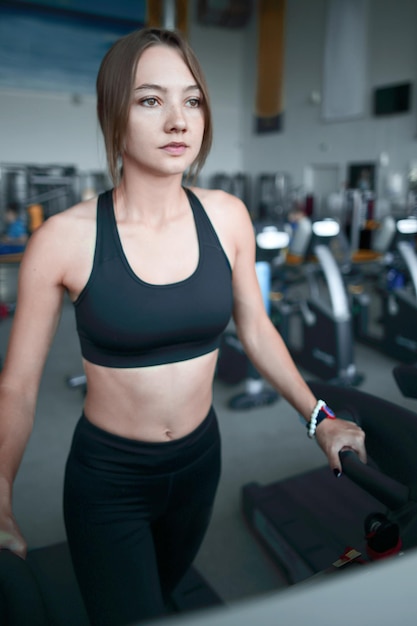 Cerrar upmodern mujer joven en el estilo de vida saludable gimnasio