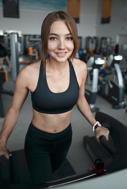 Cerrar upmodern mujer joven en el gimnasio