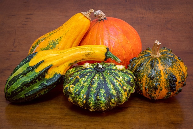 Cerrar varias calabazas en la mesa