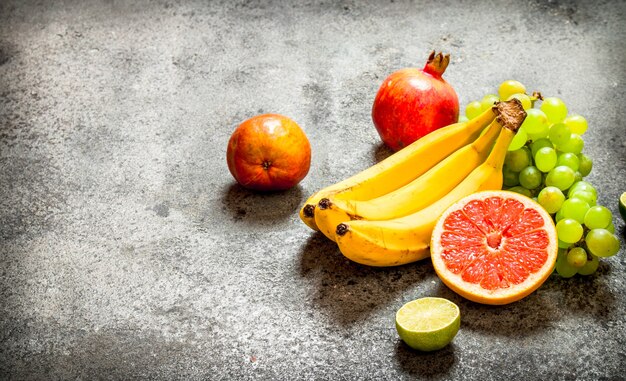 Cerrar en variedad madura de frutas frescas