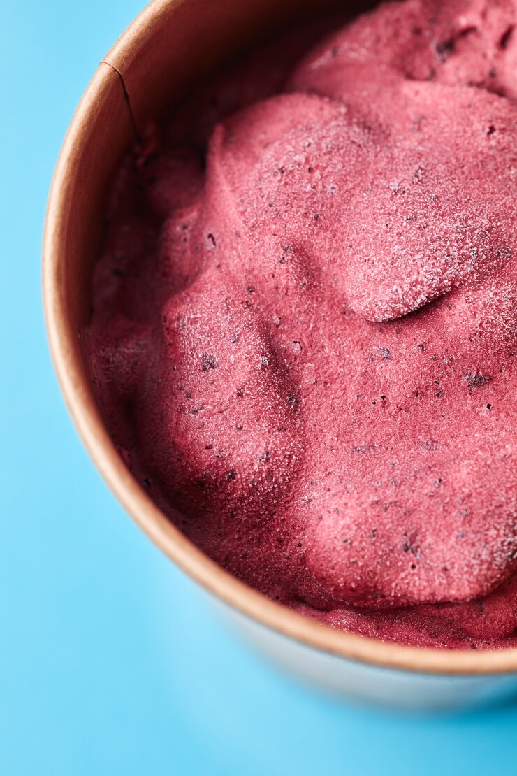Cerrar en un vaso de papel helado saludable de bayas congeladas