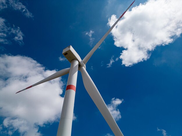 Foto cerrar vista aérea del motor generador de energía eólica con fondo de cielo