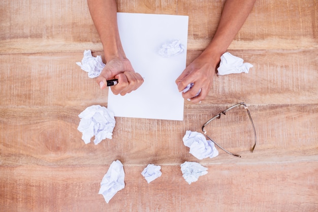 Cerrar vista de una bola de papel