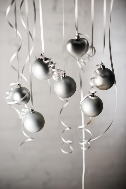 Cerrar vista de brillantes juguetes de Navidad en cintas aisladas en gris