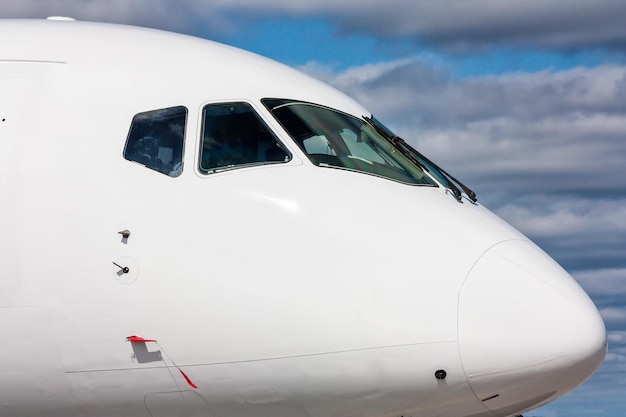 Cerrar vista de la cabina de un avión de pasajeros blanco fuera