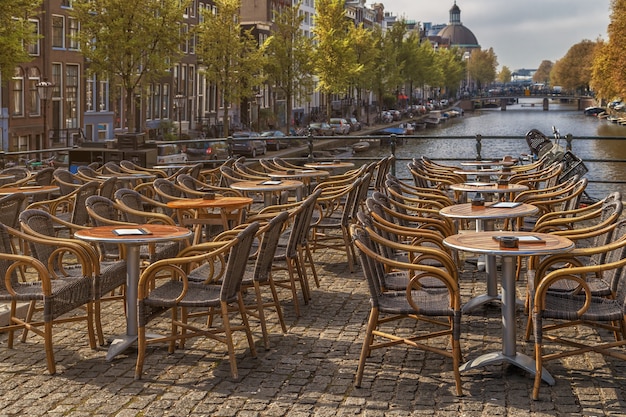 Cerrar en vista del café al aire libre vacío