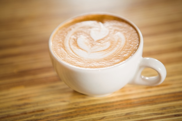 Cerrar vista de capuchino con arte de café