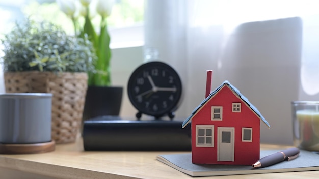 Cerrar vista casa modelo en mesa de madera Nuevo seguro de casa y concepto de bienes raíces