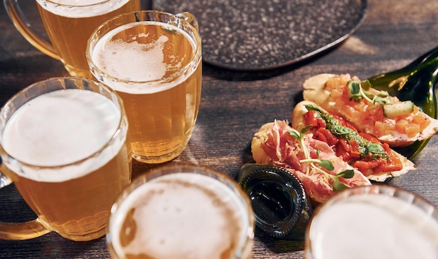 Foto cerrar vista de comida y cerveza en la mesa