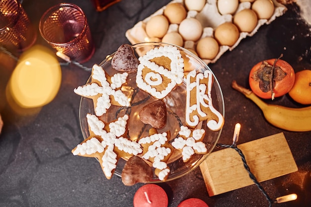 Cerrar vista de deliciosas galletas de Navidad que está sobre la mesa.