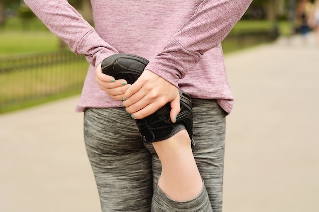 Cerrar vista de deporte mujer piernas streching