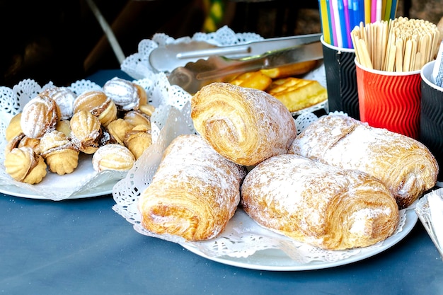Cerrar vista detallada del chef sabroso dulce confitería postres glaseados con azúcar en la mesa comida del festival de la calle de superficie
