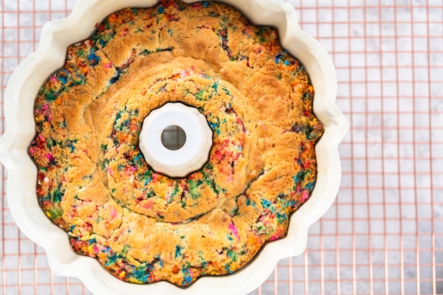 Cerrar vista. Enfriando pastel funfettti bundt recién horneado en una rejilla de alambre.