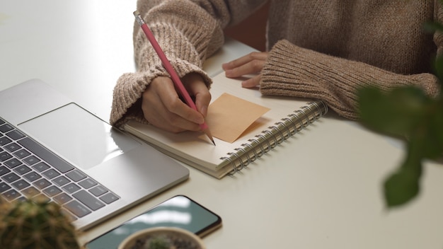 Cerrar vista de escritura a mano femenina