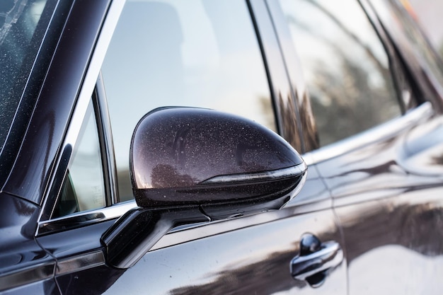 Cerrar vista frontal del espejo lateral del coche Espejo retrovisor delantero en la ventana del coche Detalles del exterior del coche