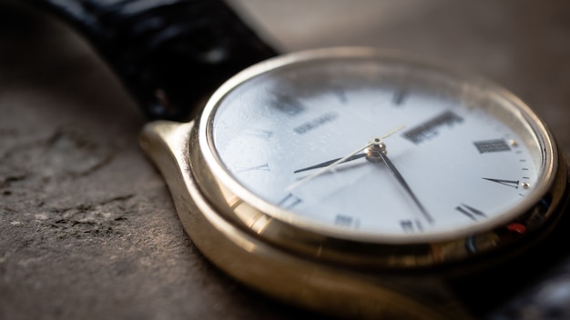 Cerrar la vista frontal de un moderno reloj de pulsera en la mesa. Enfoque suave