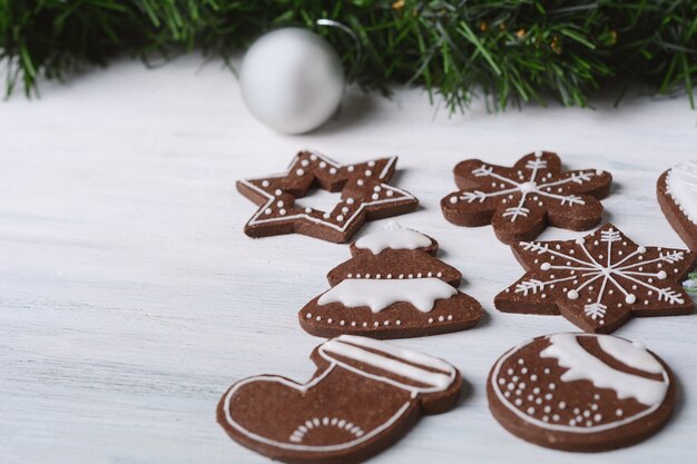 Cerrar vista de galletas de Navidad con decoración festiva