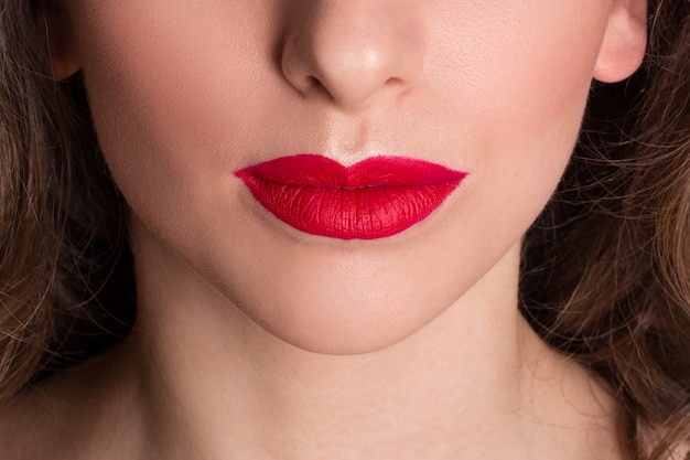 Cerrar vista de hermosos labios rojos femeninos