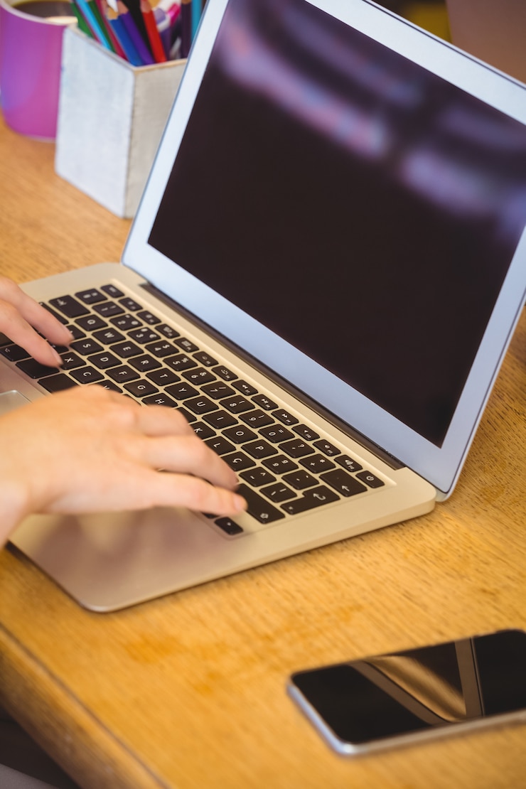 Foto cerrar vista de hombre de negocios usando la computadora portátil