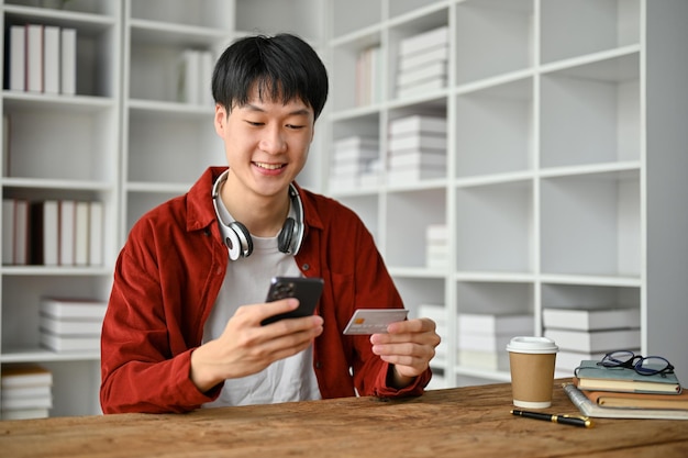 Cerrar vista de joven haciendo compras en línea con smartphone