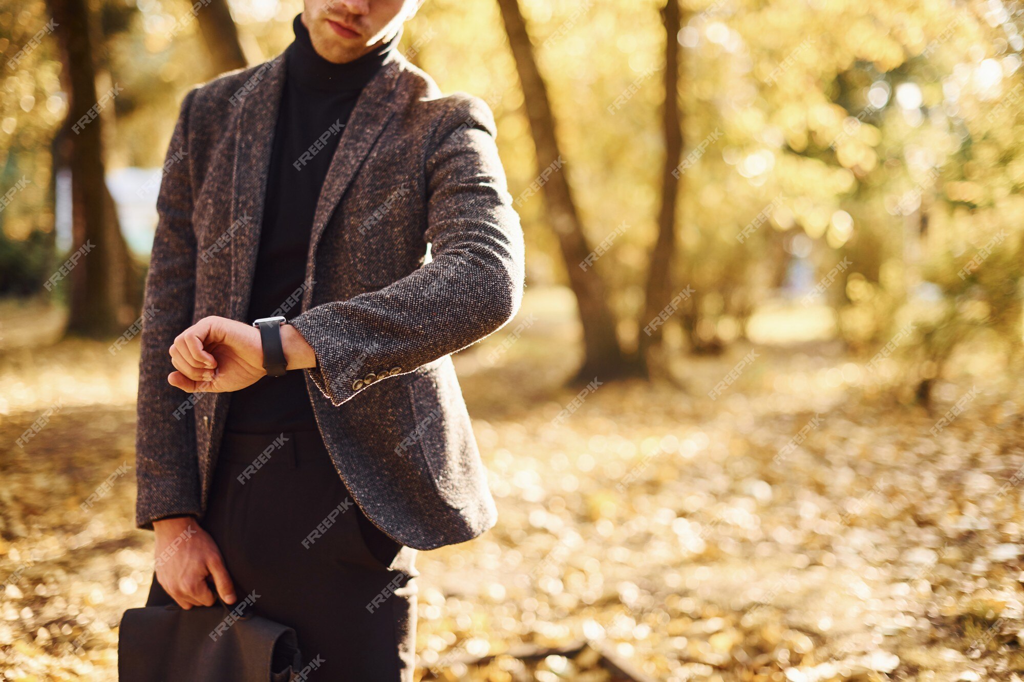 Cerrar vista de joven en ropa formal que se encuentra en el parque de otoño  en un día soleado. | Foto Premium